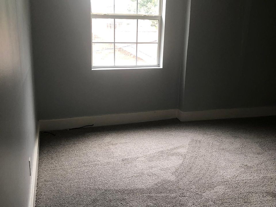 Living room , newly painted , new carpet