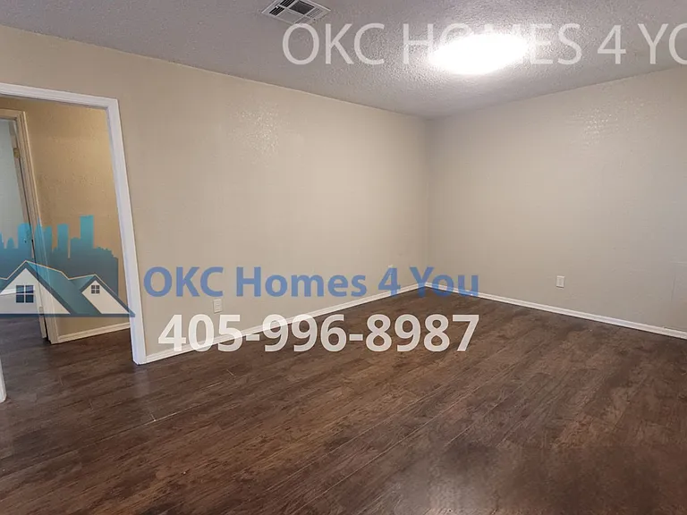 1700 Edgewood Dr — Photo 2
