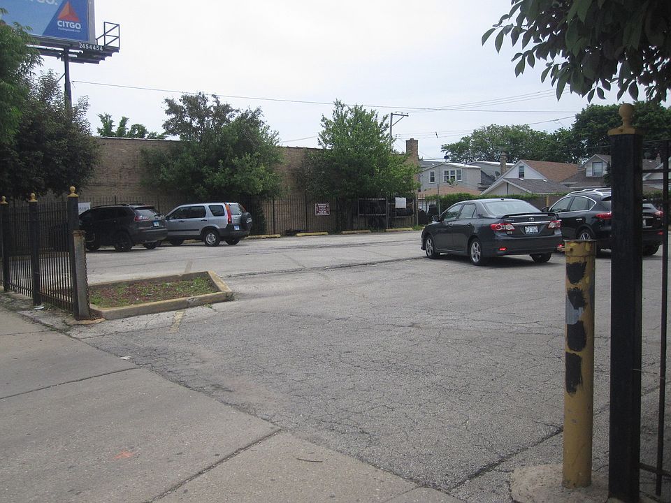 2nd image of 5025 W Diversey Ave #33