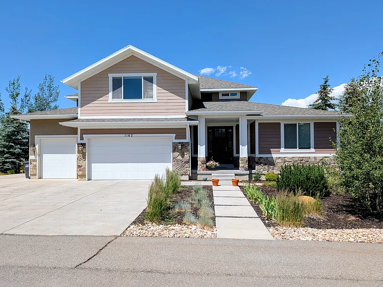 1162 Village Dr — Photo 2