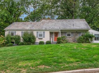 8 Richmond Ln, New Rochelle, NY 10804