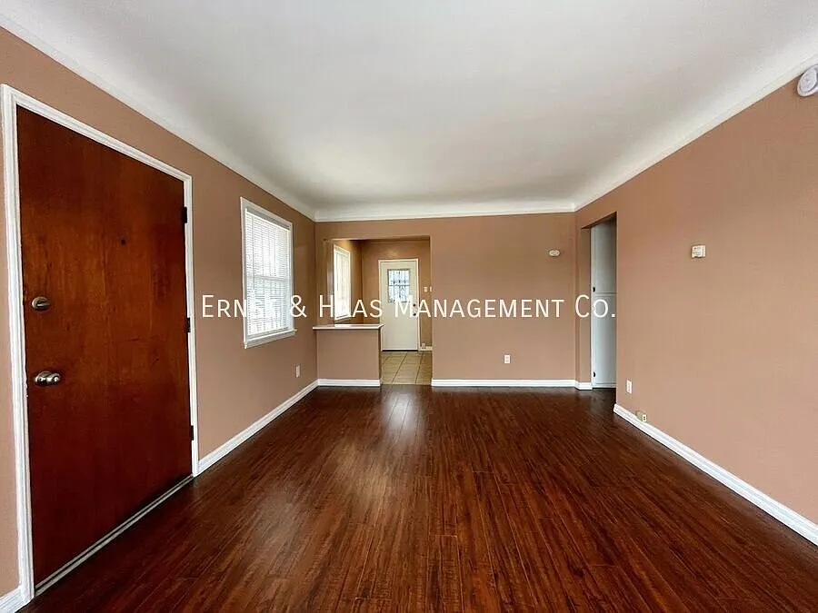 Cozy 2 Bedroom Front House Centrally Located In The City Of Compton!*Move-In Special* — Photo 3