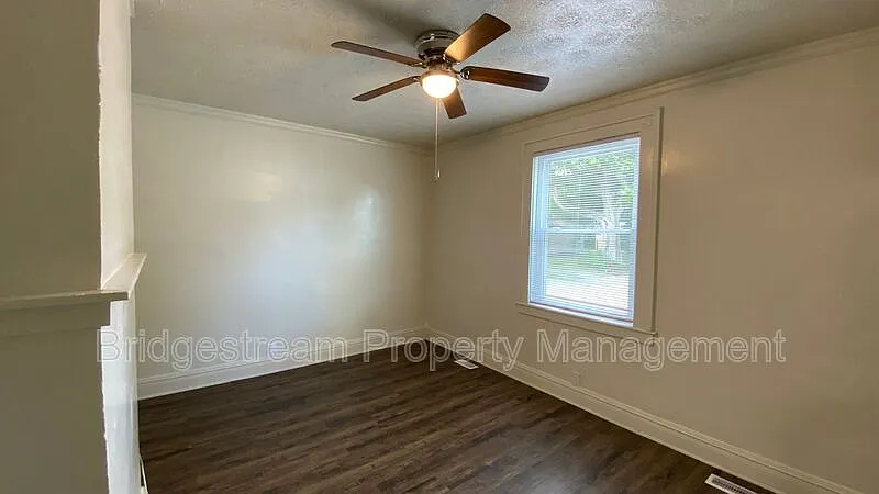 2 bed, 1.5 bath, 1056 sqft, $995 — Photo 3