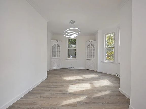 3rd image of 688 Forest Ave