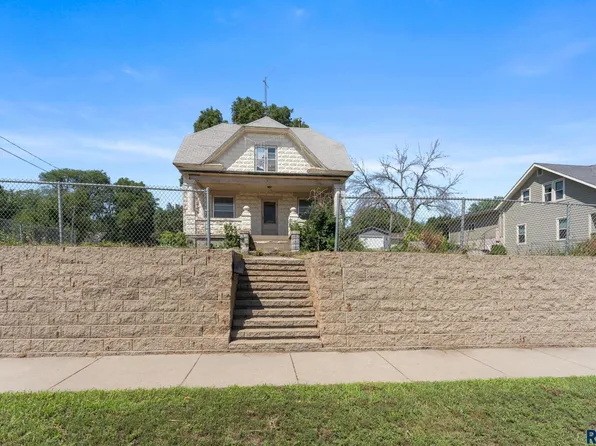 804 E 5th St, Canton, SD 57013
