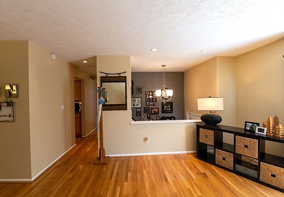 3rd image of 440 Glenview Ct