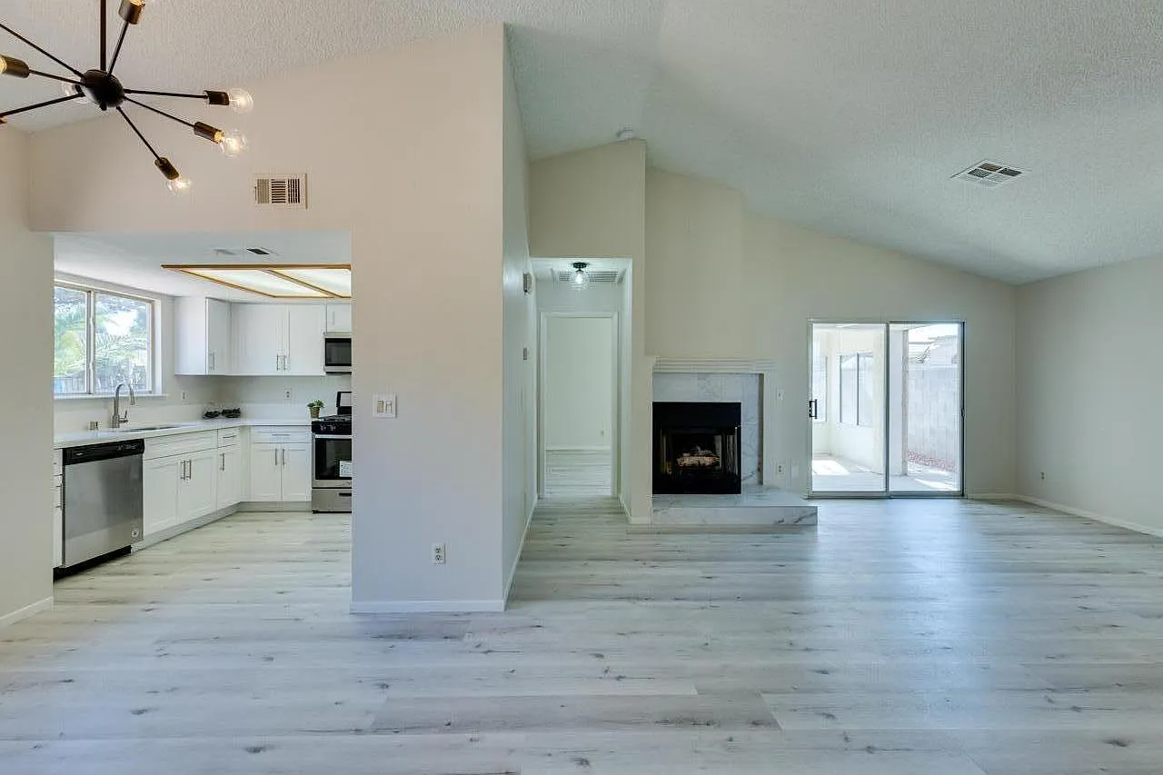 582 Searchlight Dr — Photo 1