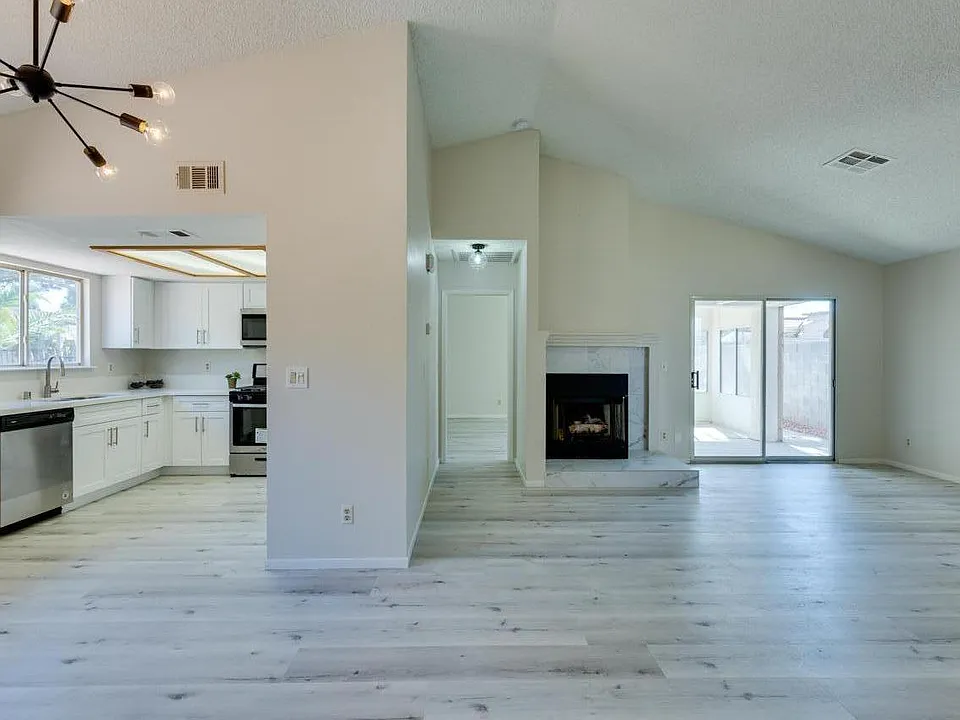 582 Searchlight Dr