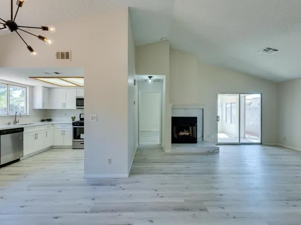 582 Searchlight Dr, Las Vegas, NV 89110