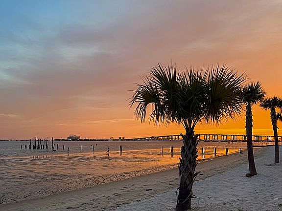 Steps away from Front Beach