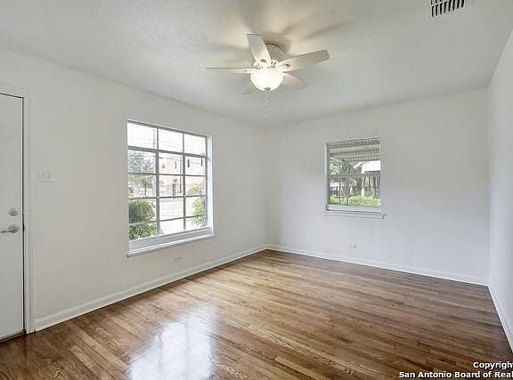 4th image of 725 E Myrtle St
