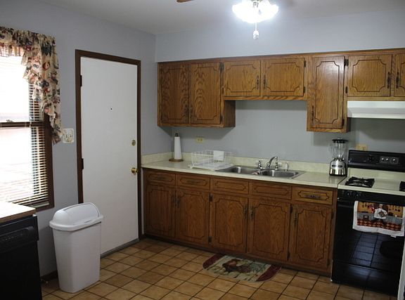 4th image of 16147 Lockwood Ave