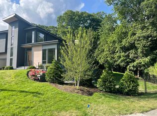 1 Edgewater Dr, Wellesley, MA 02481
