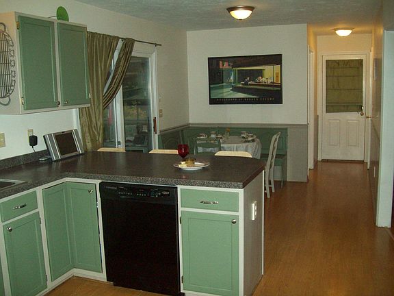 Eat-In Kitchen w/ Bkfst bar