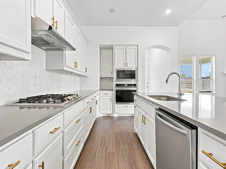 2408 Doncaster Dr — Photo 11
