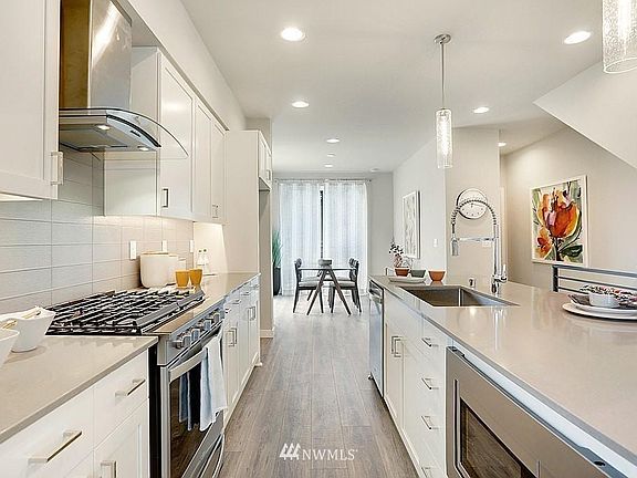 First floor with open floor plan, modern appliances and hardwood floor