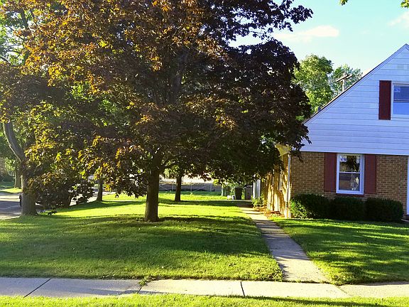 3rd image of 4828 W Montrose Ave