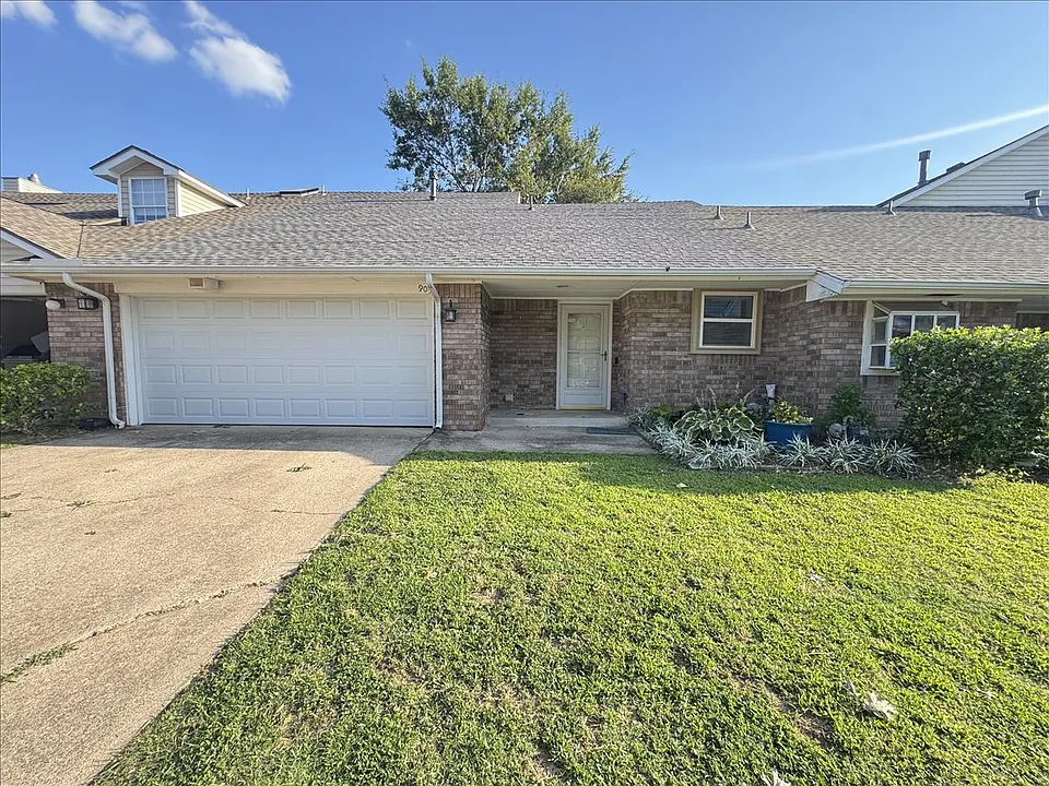 905 Rambling Oaks Dr