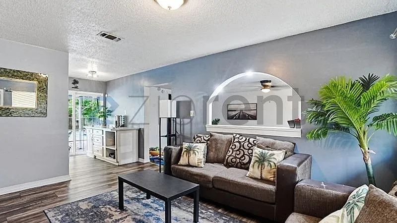 3 bed, 1240 sqft, $2,200 — Photo 1