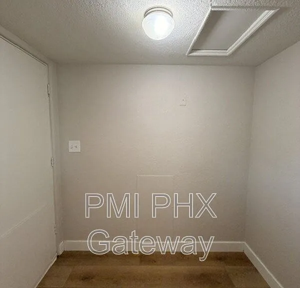 145 E Stewart St — Photo 5