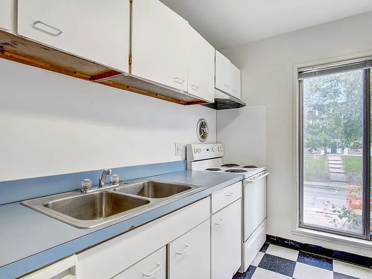 1335 S University Ave — Photo 4