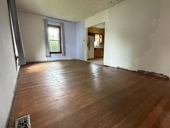 4th image of 810 Cedar St