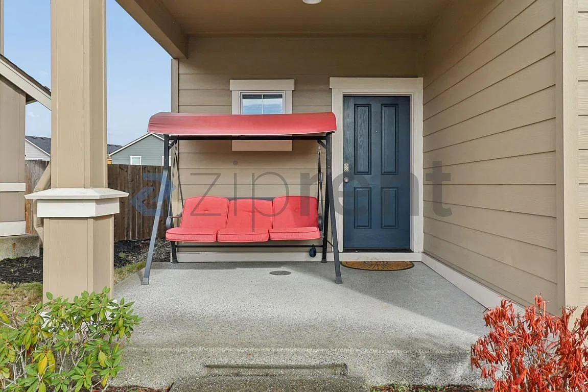 5 bed, 2300 sqft, $3,400 — Photo 2