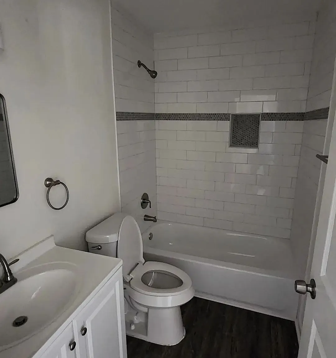 906 Avenue A — Photo 2