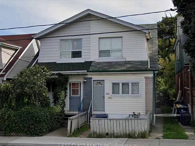 2471 Gerrard St E — Photo 1