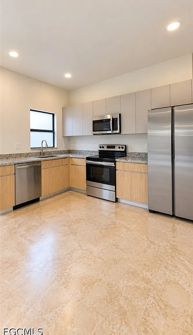 3 bed, 2.0 bath, 1200 sqft, $2,050 — Photo 4