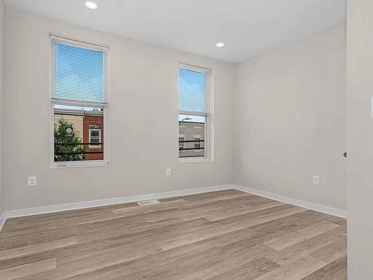 517 E 27th St — Photo 11
