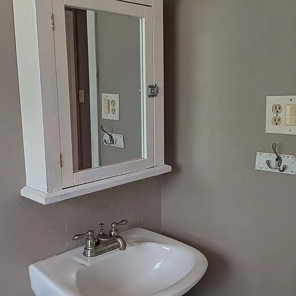 711 Hillview St — Photo 2