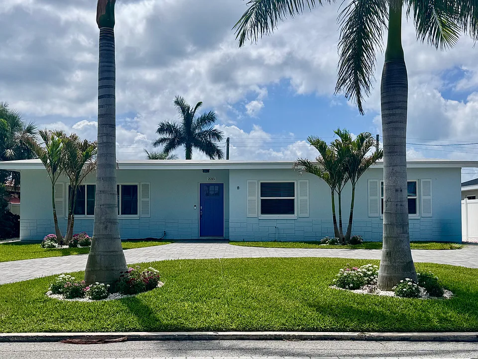 2215 W Vina Del Mar Blvd