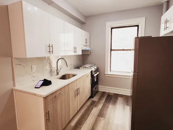 122 Corbin Avenue image 1 of 8