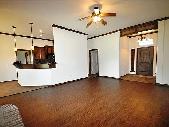 3rd image of 1113 N Doris Ave