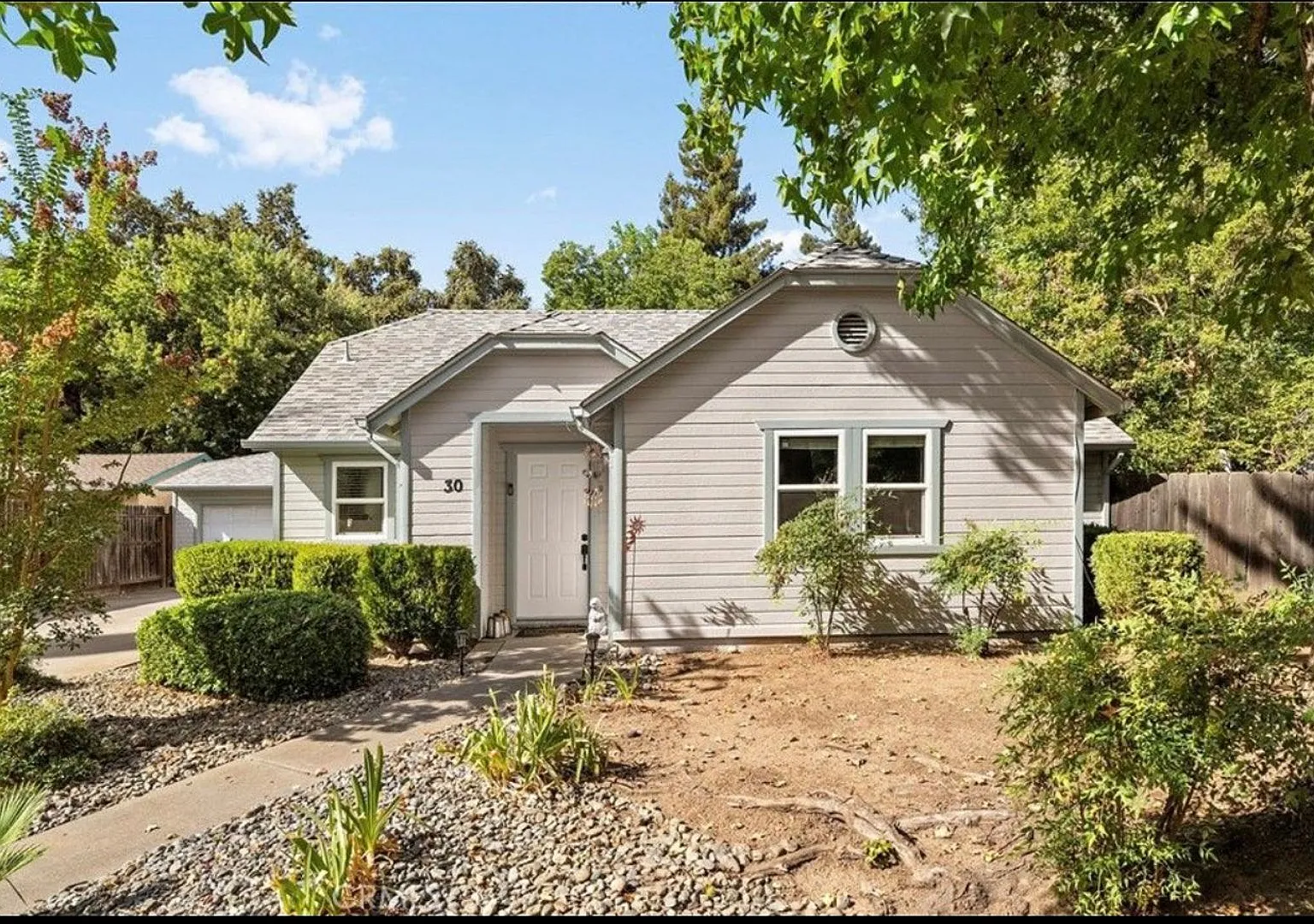 Charming 2-bedroom 2-bath — Photo 1
