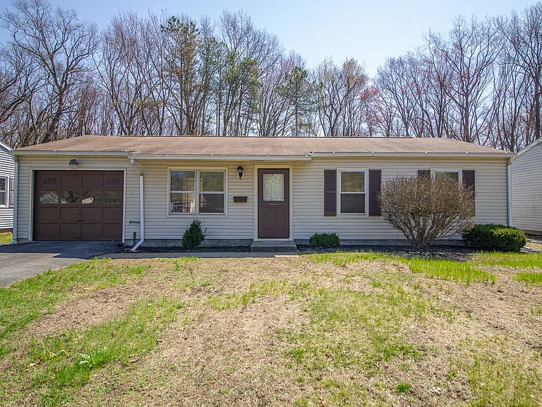 31 Mildred Ln — Photo 2