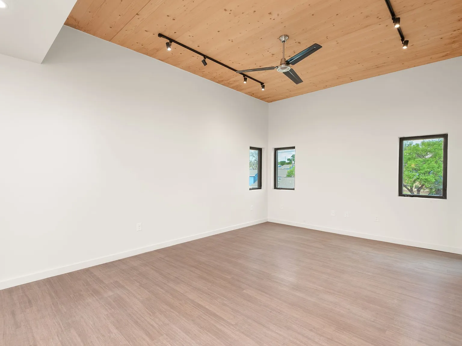 Nova Austin — Photo 4