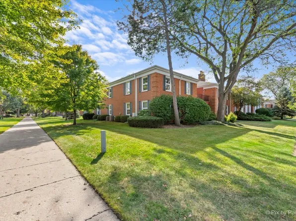 511 Coventry Ln APT 12, Crystal Lake, IL 60014