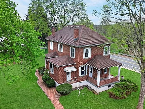 2nd image of 916 Old York Rd