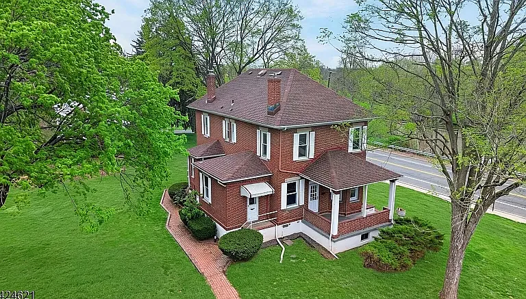 916 Old York Rd — Photo 2