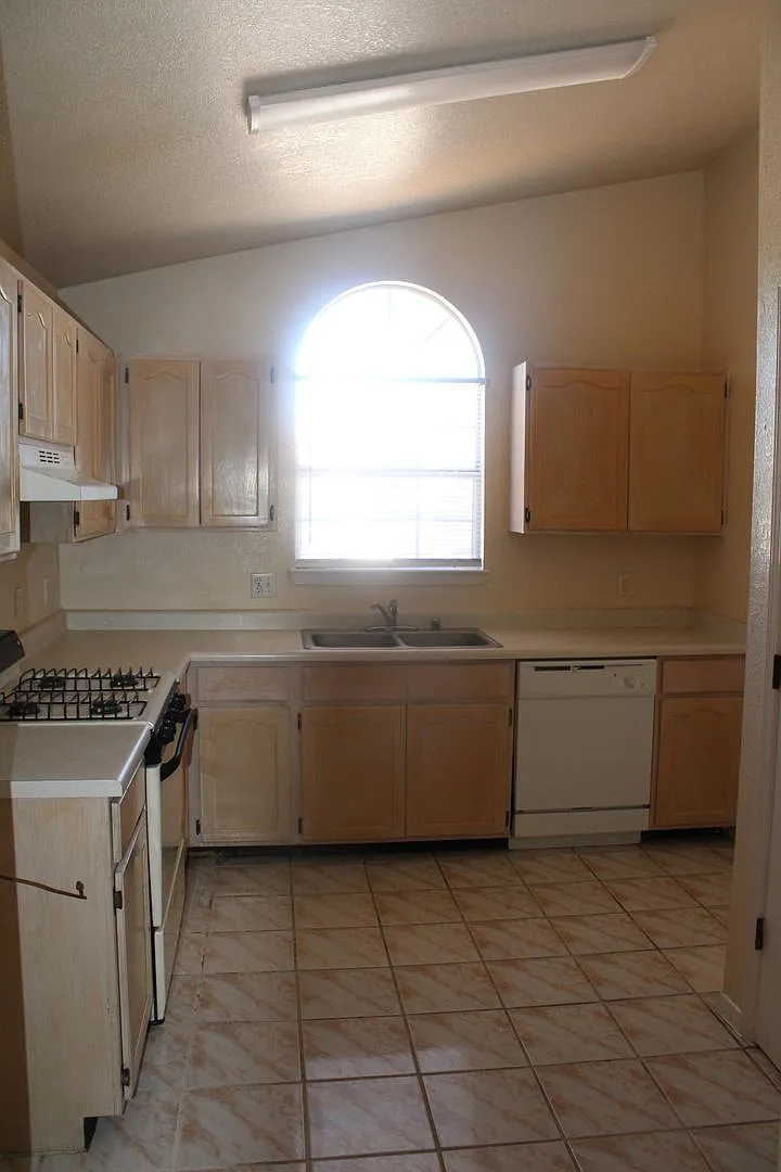 12138 Yvonne Richardson — Photo 3