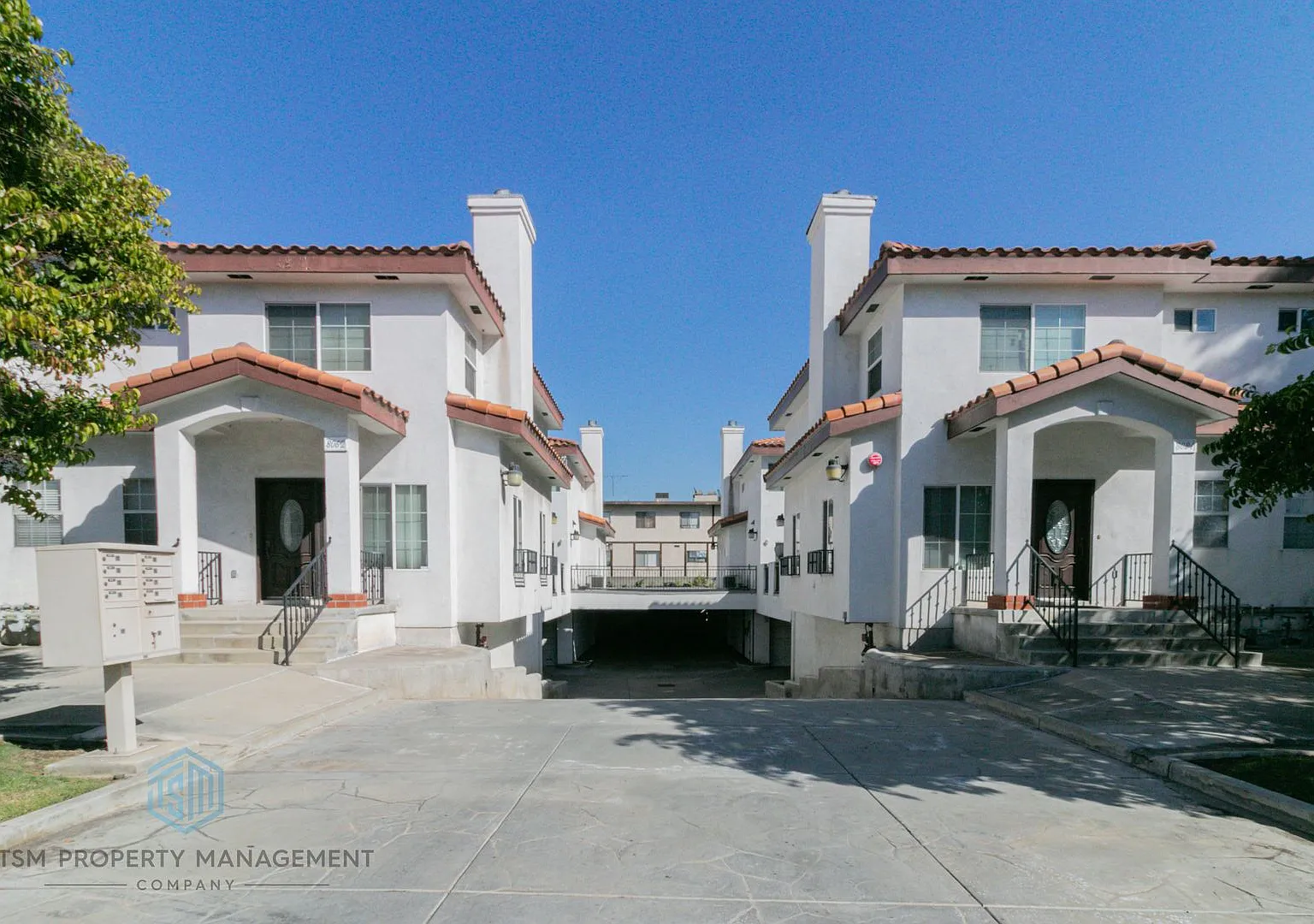 2 Bed 2.5 Bath Townhouse in Prime Location of Alhambra — Photo 1