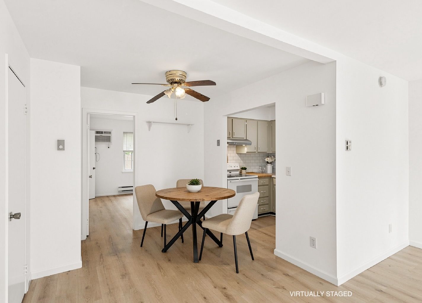  VIRTUALLY STAGED DINING AREA