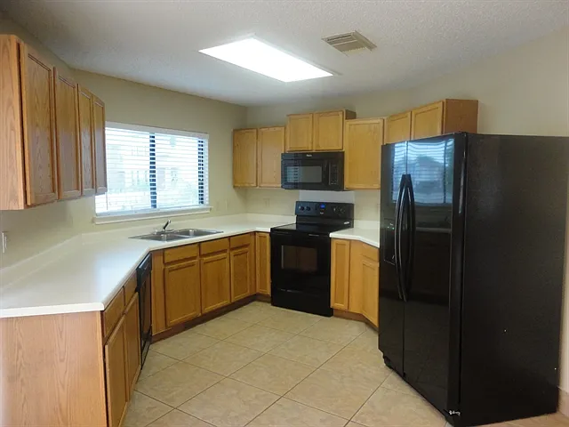 4 bed, 2.0 bath, 1650 sqft, $1,850 — Photo 2
