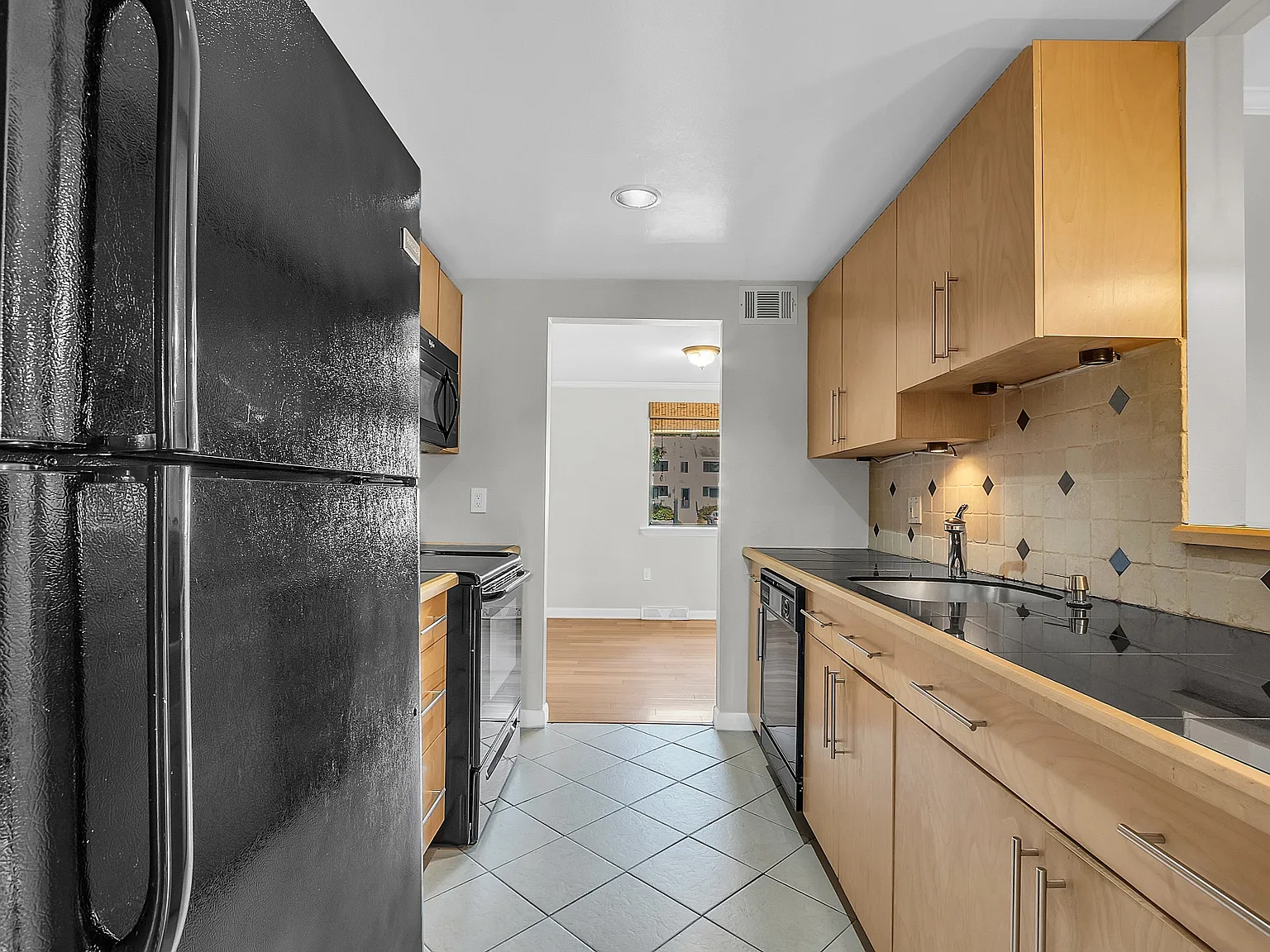 3 bed, 1.5 bath, 1914 sqft, $3,000 — Photo 2