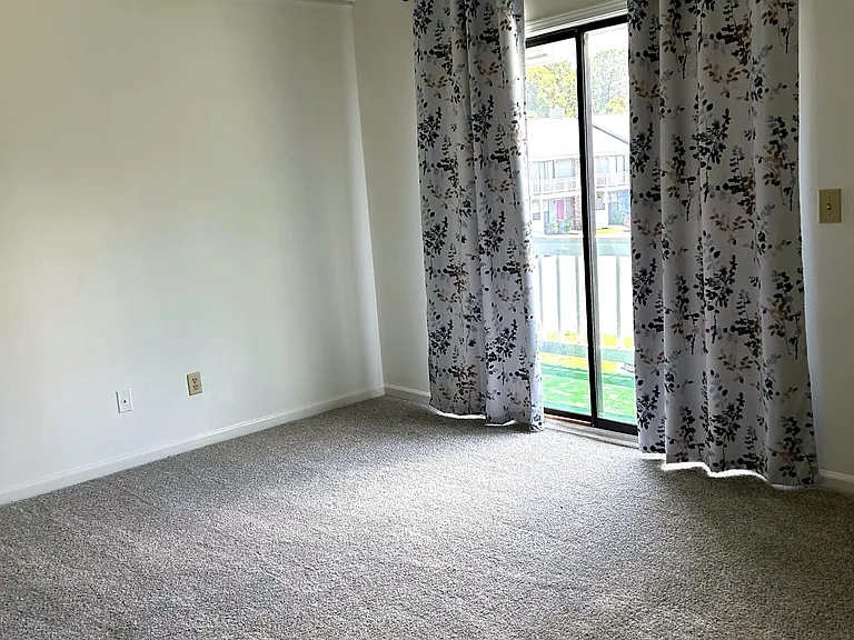2422 Woodstock Ave — Photo 10