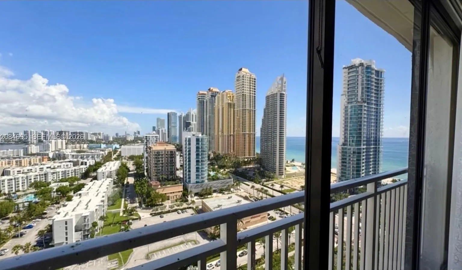 Winston Towers 600 Condo — Photo 2