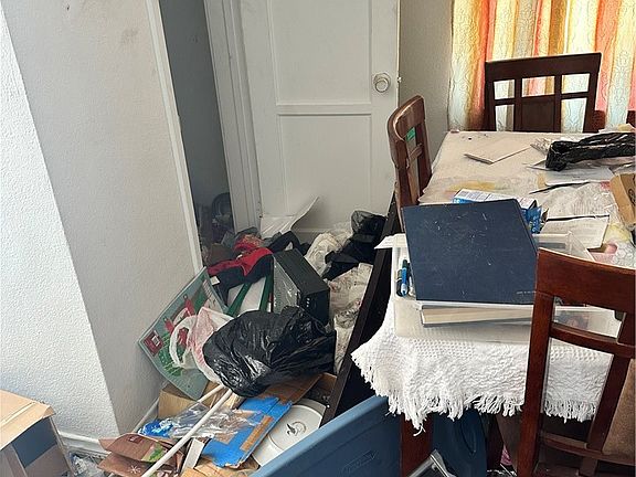 5th image of 851 Flora St