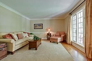 3rd image of 633 Innsbruck Ct
